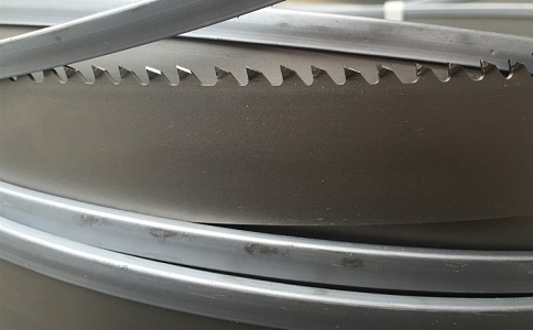 保山为何在切割硬度高的钛合金材料时需要将带锯条切削液的浓度加高？